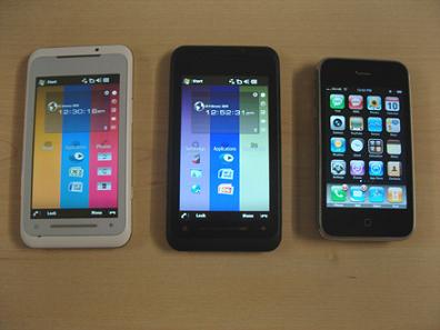 東芝のスマートフォンTG01とiPhone 3Gの比較写真