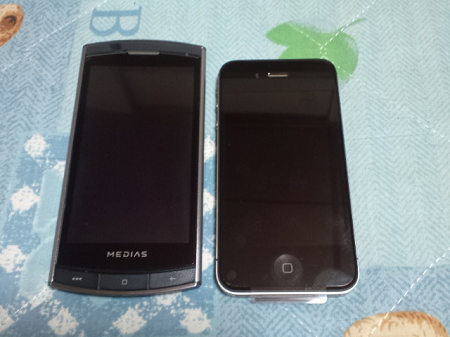 左がMEDIAS、右がiPhone 4S